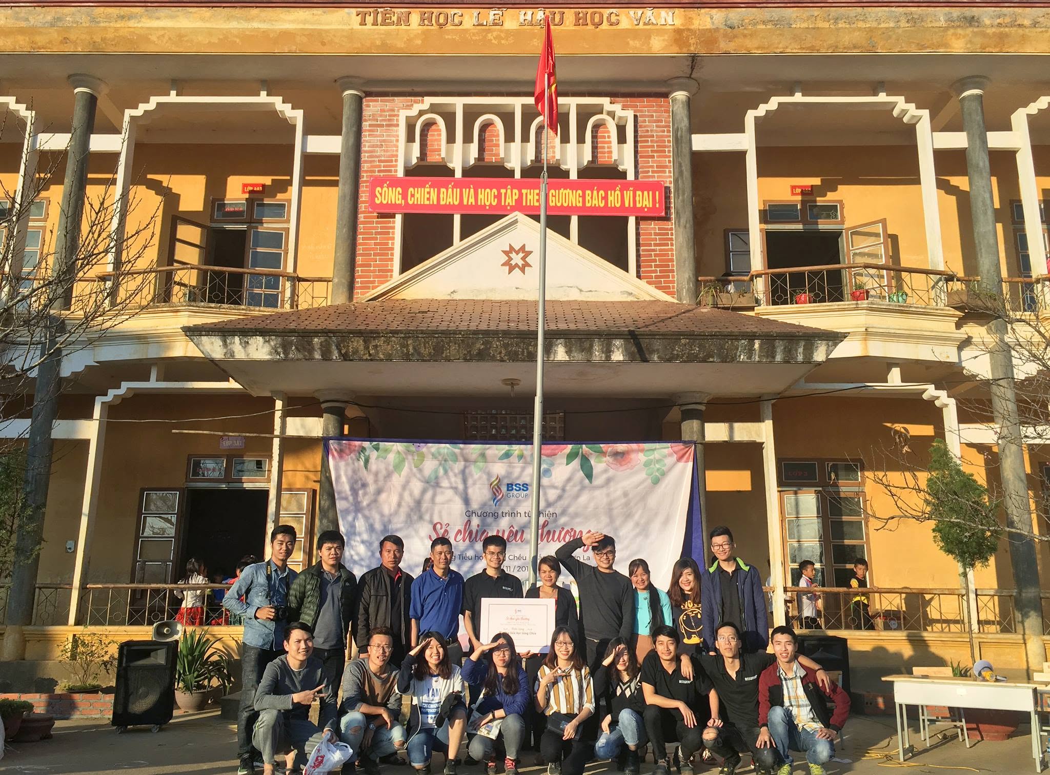 BSSers chụp ảnh chung trước sân trường tiểu học Làng Chếu năm 2017