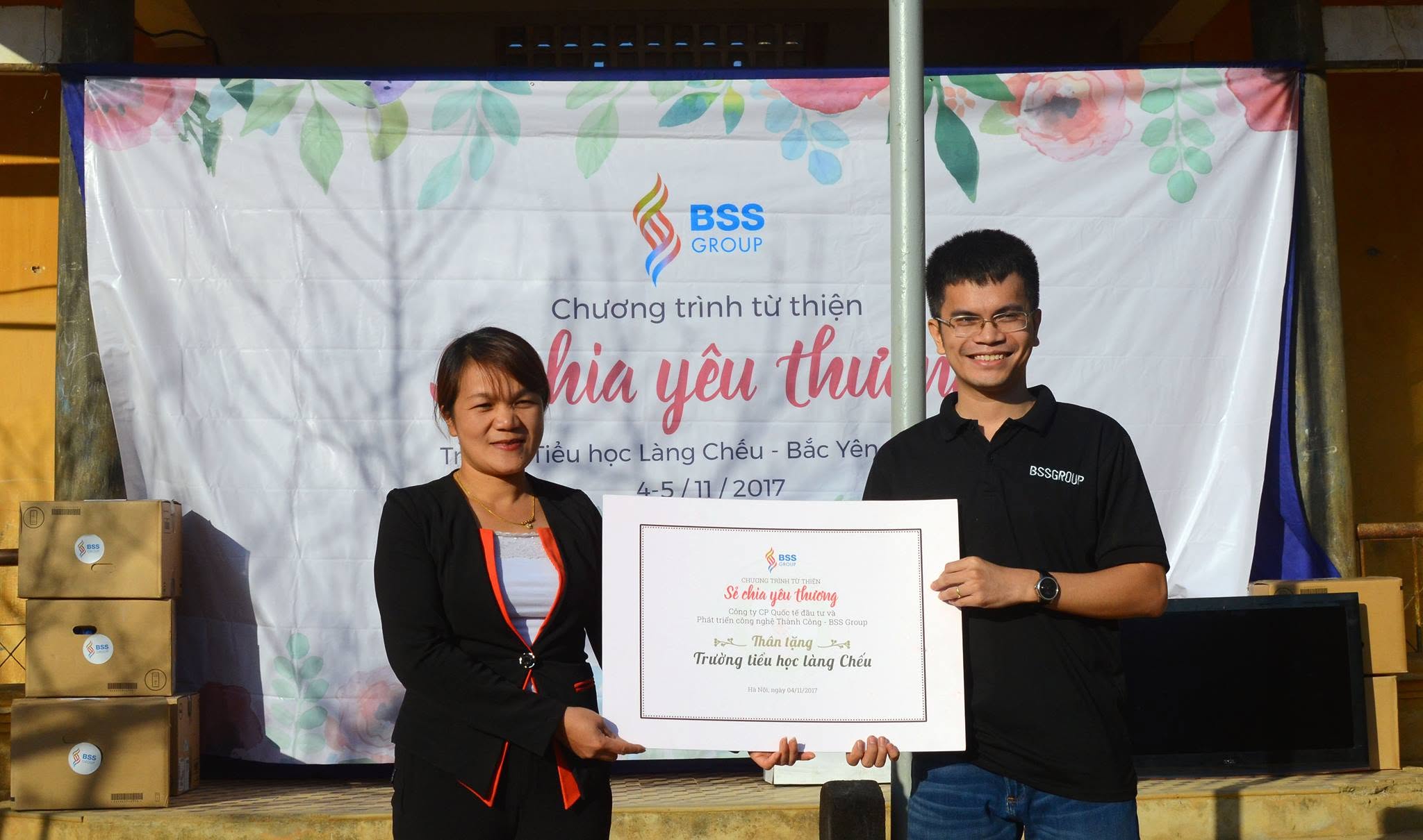 Đại diện BSS Group trao bảng tặng cho nhà trường