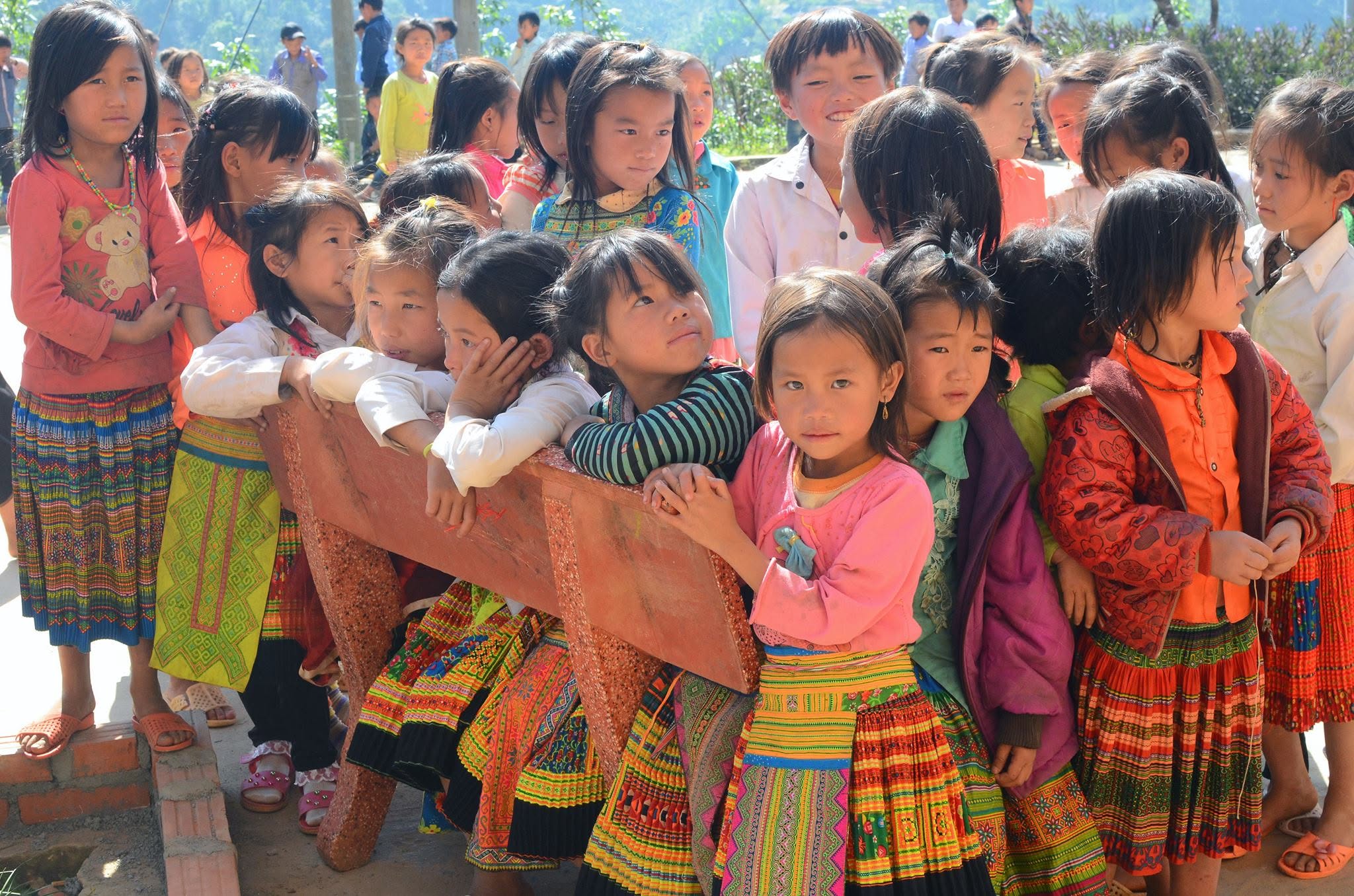 Các em nhỏ vùng cao đứng xem chương trình