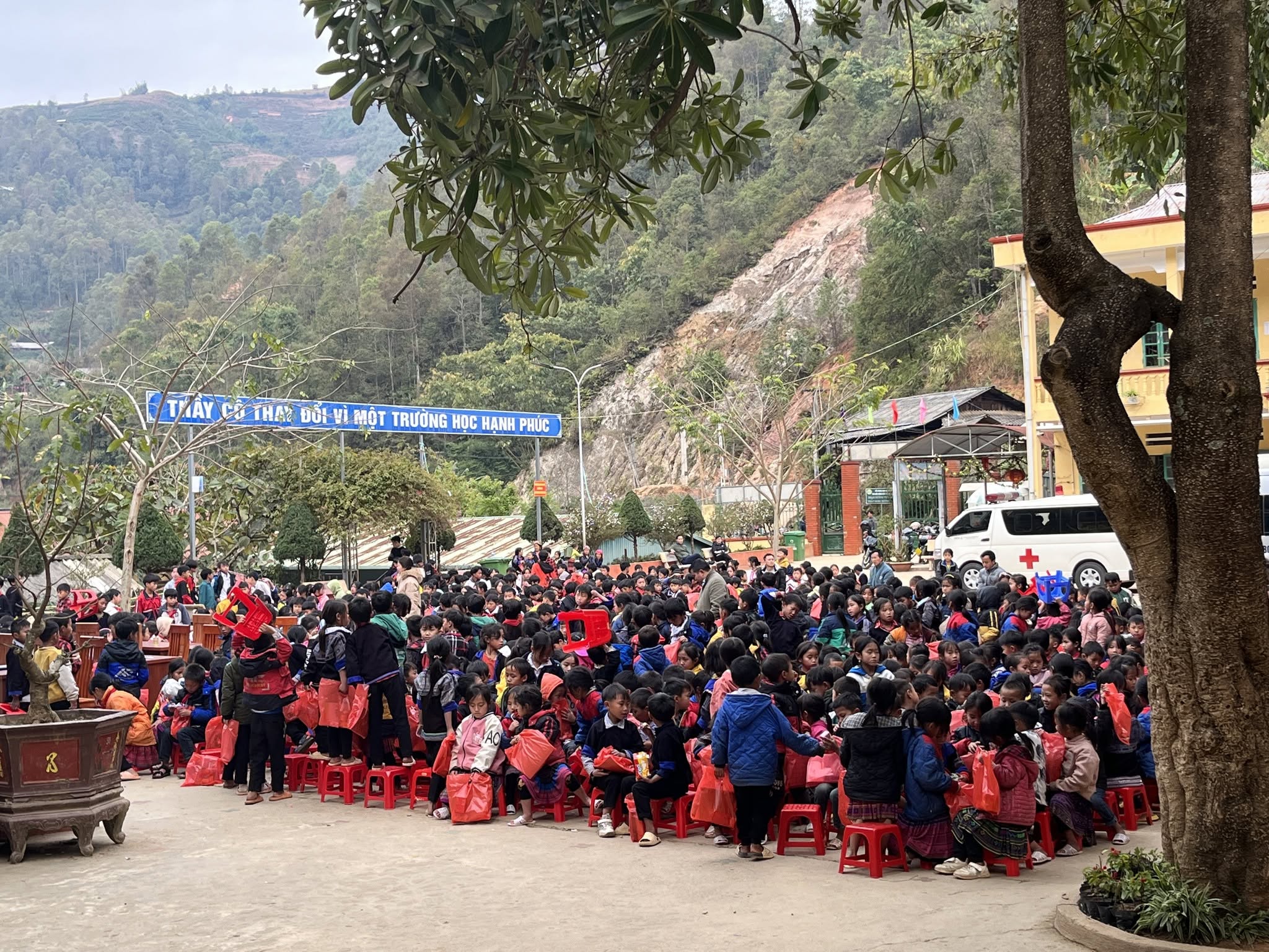 Sân trường Tân Hợp giờ ra chơi